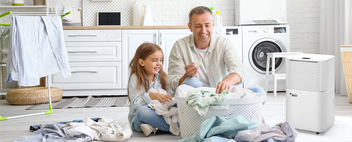 Pai e filha desfrutam de ar fresco com o desumidificador MyCond TIBO Eco 10.