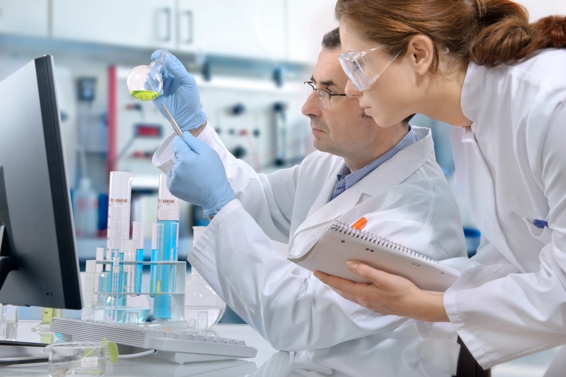 MyCond MHDM-3S Os investigadores no laboratório trabalham com reagentes químicos