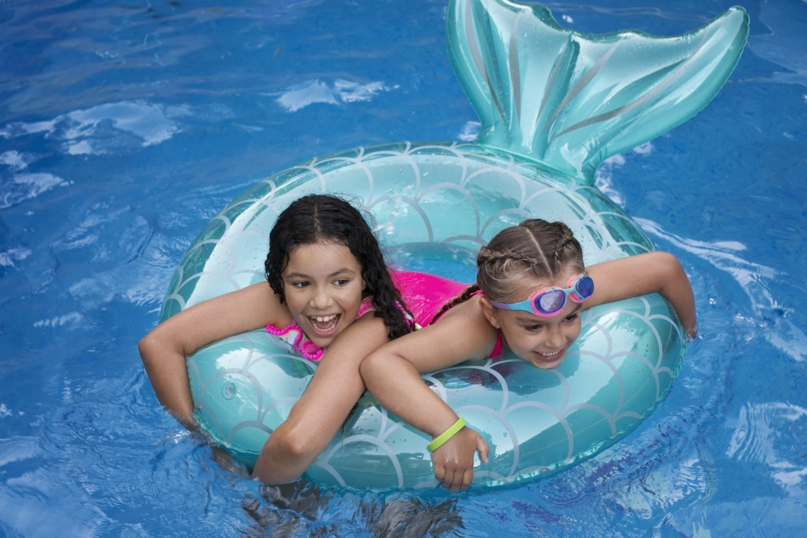 MyCond MSTR / MSPR Crianças a brincar numa piscina com um anel insuflável