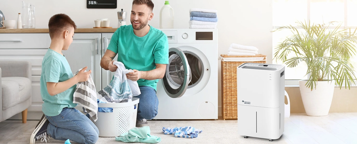 MyCond Roomer Eco 25 Pai e filho desfrutam de um ambiente doméstico confortável.