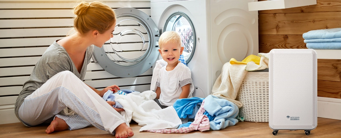 MyCond Roomer Smart 12 Uma mãe e um filho desfrutam de um clima interior confortável.