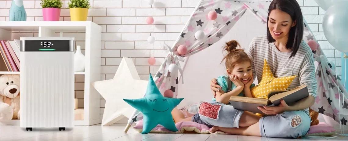 Desumidificador MYCOND Tibo Eco 12 compacto e elegante num quarto de criança, oferecendo uma remoção fiável da humidade e controlo Wi-Fi.