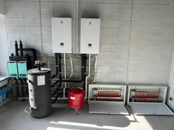 Estação de serviço com bombas de calor Mycond Split série BeeHeat