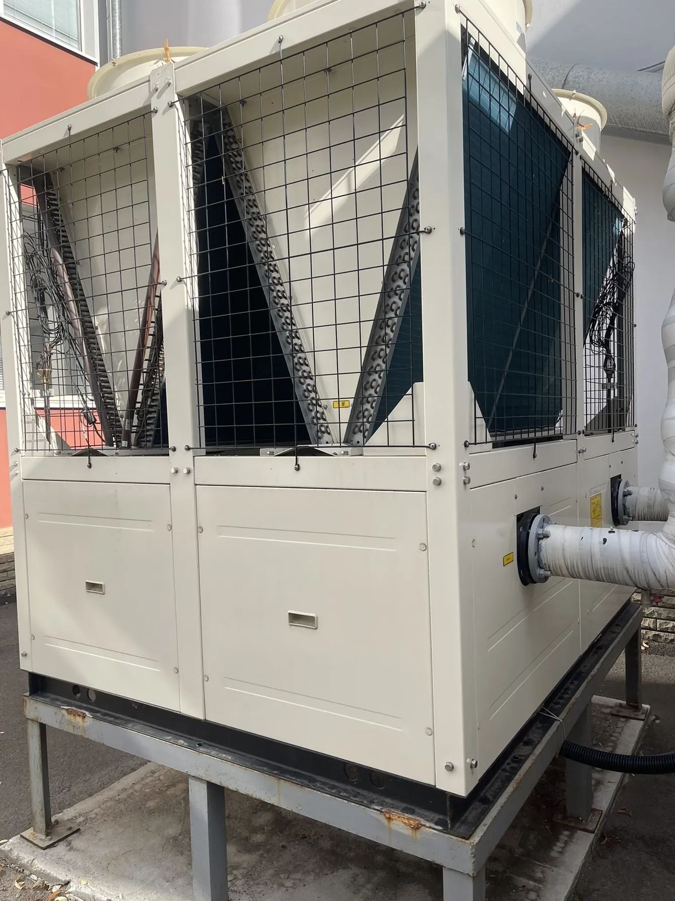 Instalação industrial com bomba de calor modular Mycond MCU STANDARD