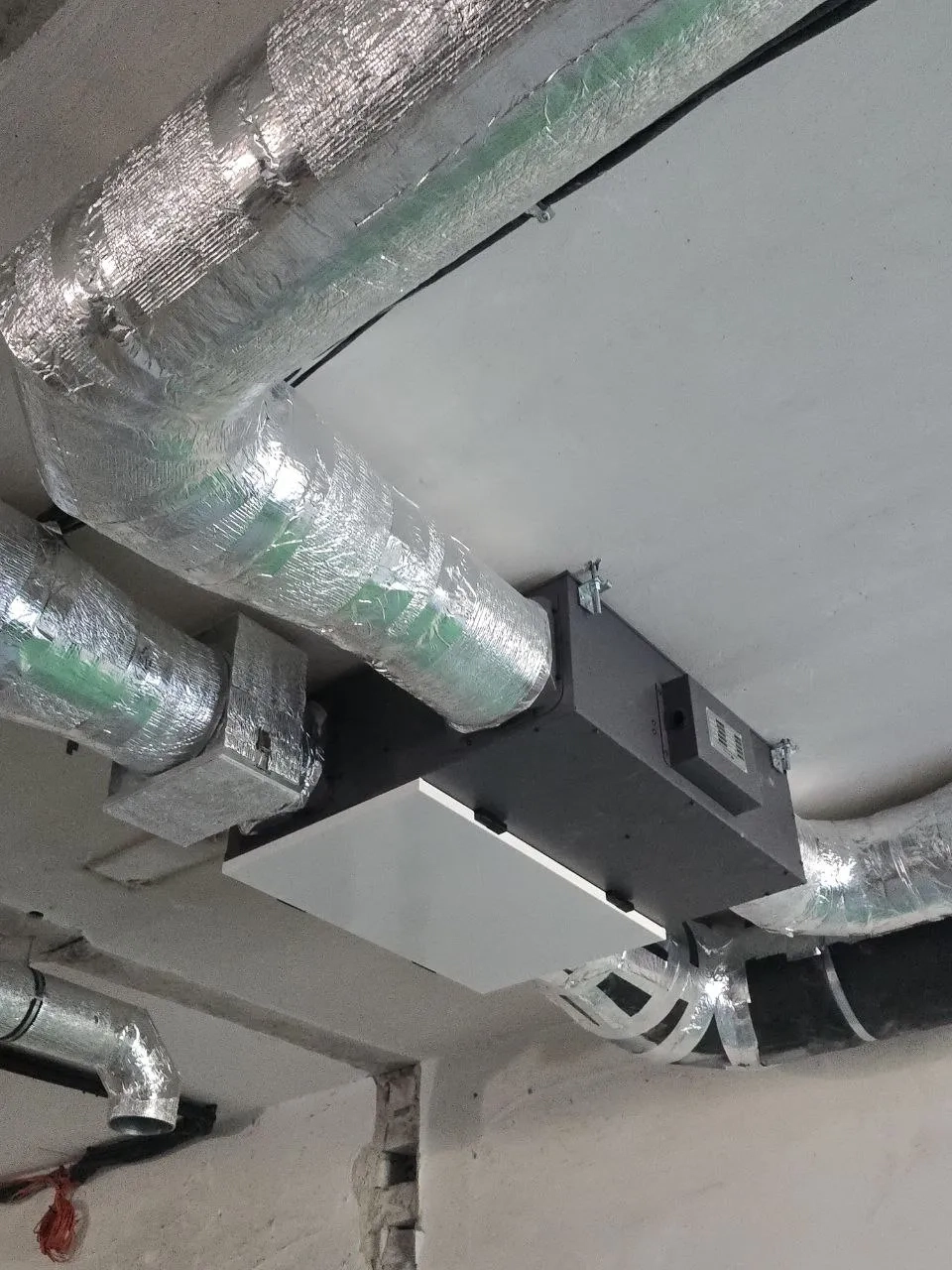 Sala de produção com unidades de ventilação de recuperação de energia Mycond MVC700-A