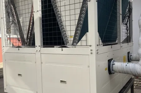 Instalação industrial com bomba de calor modular Mycond MCU STANDARD