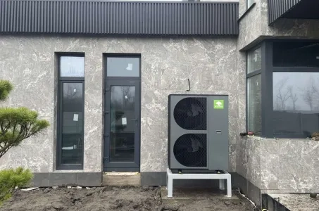Casa particular contemporânea com bomba de calor Mycond BeeThermic Monoblock